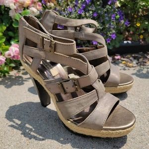 Simply Vera Sz 7 Pewter Strappy Block Heels